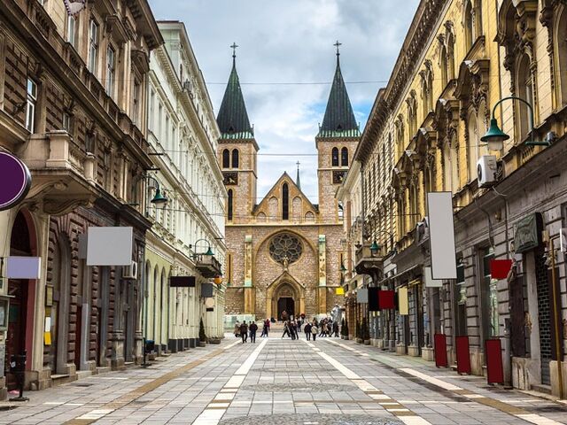 Kosovalı Büyük Balkanlar Turu AJet ile Extra Turlar ve Akşam Yemekleri Dahil SKP-BEG